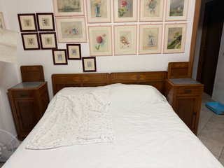 Testiere e comodini antichi in legno con intarsi