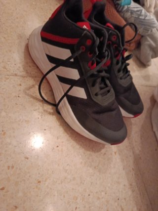Zapatillas Adidas Negras y Rojas