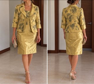 Traje de fiesta dorado: falda top y chaqueta
