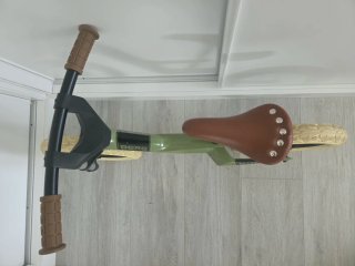 Bicicleta de equilibrio verde con bolso