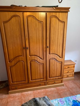 Armario de Madera de 3 Puertas y Mesita
