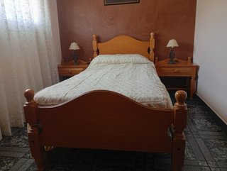 Cama de madera con mesita de noche