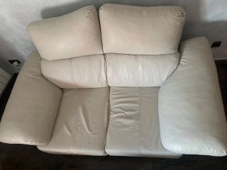 Sofá de piel beige
