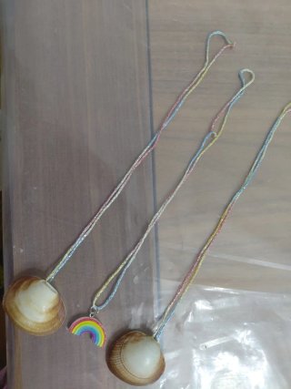 Collares con conchas y abalorio de arcoíris