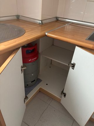 Muebles de cocina con fregadero, horno y placa