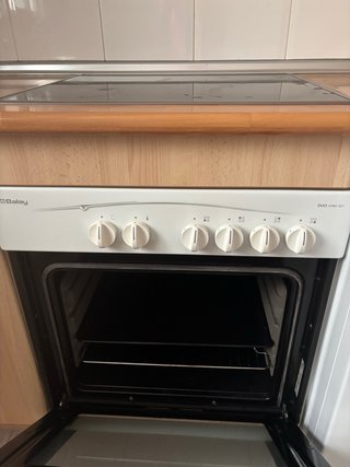 Muebles de cocina con fregadero, horno y placa
