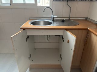 Muebles de cocina con fregadero, horno y placa