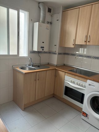 Muebles de cocina con fregadero, horno y placa