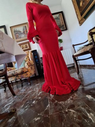 Traje de flamenca rojo con mantón