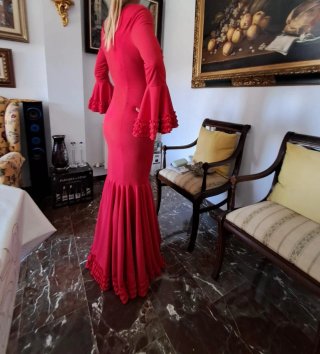 Traje de flamenca rojo con mantón