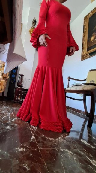 Traje de flamenca rojo con mantón