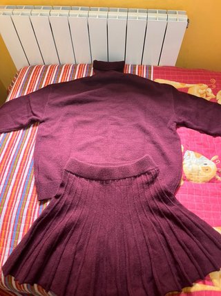 Conjunto de Suéter y Falda Color Vino