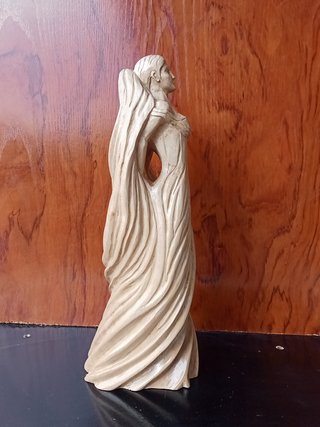 Figura de Mujer Tallada en Madera
