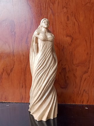 Figura de Mujer Tallada en Madera