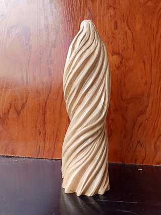 Figura de Mujer Tallada en Madera