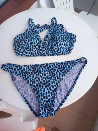 Bikini estampado y Bruma Facial Protección 50