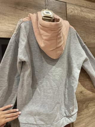Sudadera gris y rosa con lentejuelas