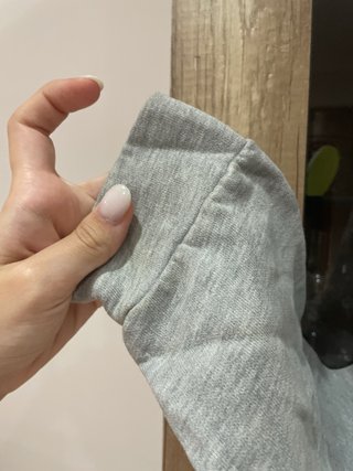 Sudadera gris y rosa con lentejuelas
