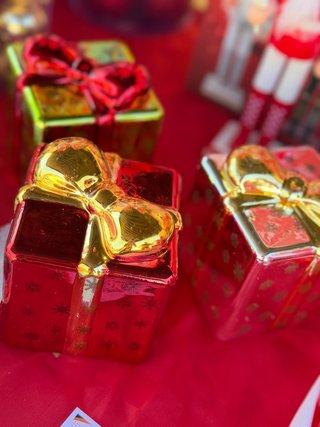 Pacchetti Regalo Colori verde/rossa/rosa €3 cadau