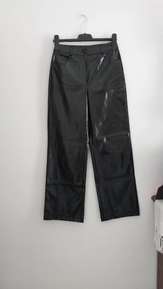 Pantalón efecto piel Lefties Talla 34