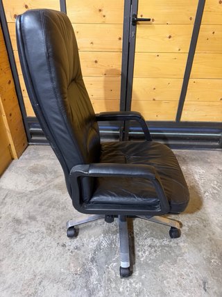 Silla de oficina piel negra