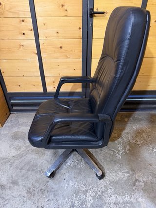 Silla de oficina piel negra