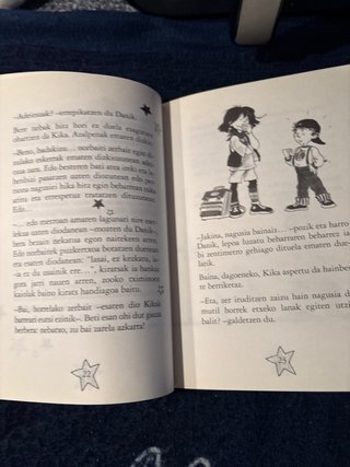 Kika Supersorgina ikasgela asaldatzen du