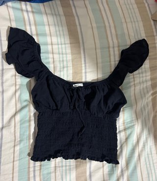 Top Bershka azul elástico volantes