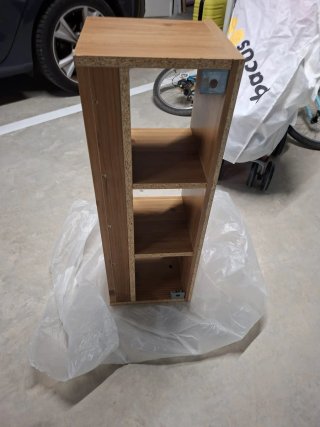 Estantería de paret de fusta Ikea amb penjaroba.