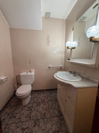 Mueble de baño con lavabo y espejo