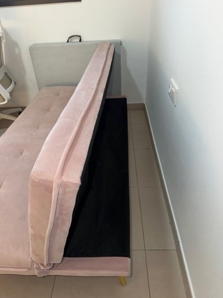 Sofá Cama Rosa con Patas Doradas
