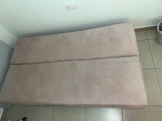 Sofá Cama Rosa con Patas Doradas