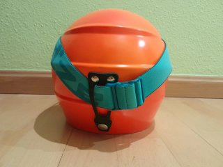 Casco de esquí naranja con gafas