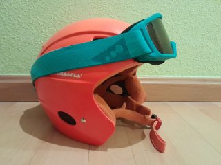 Casco de esquí naranja con gafas