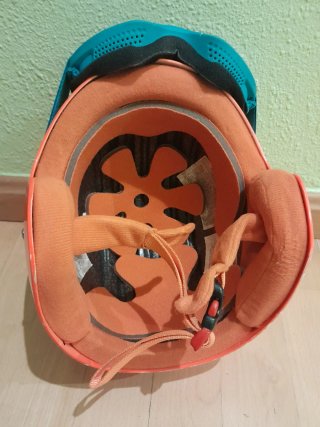 Casco de esquí naranja con gafas