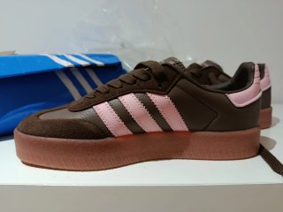 Tenis Adidas samba Marrones y Rosas.