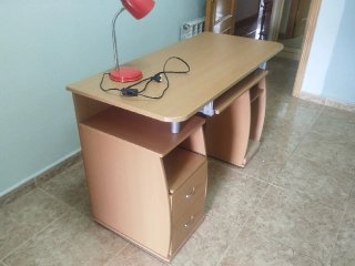 Mesa de ordenador con lámpara