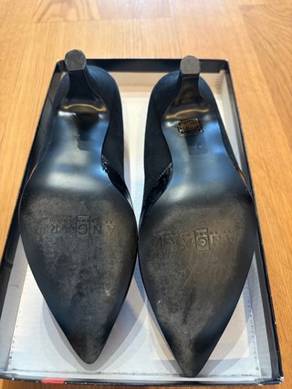 Zapatos de salón negros Beguer con cadena
