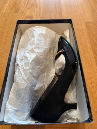 Zapatos de salón negros Beguer con cadena