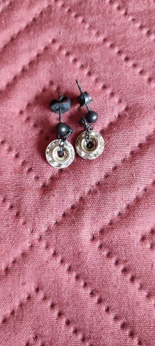 Pendientes con Aros Plateados y Detalles Negros