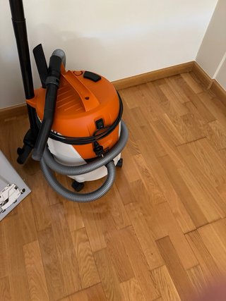 Aspiradora Industrial Naranja y Blanca