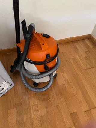 Aspiradora Industrial Naranja y Blanca