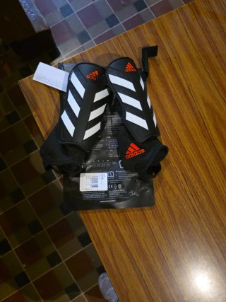 Espinilleras Adidas Negras con Rayas Blancas