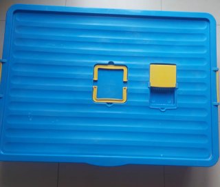 Caja de almacenamiento azul y amarilla