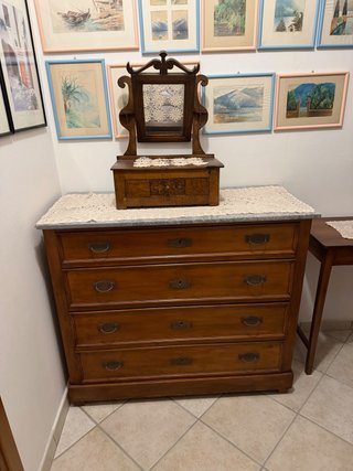 Cassettiera antica in legno con piano marmo