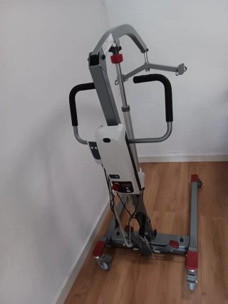Grúa eléctrica con batería en muy buen estado