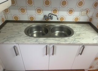Mueble cocina blanco con fregadero doble