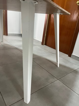 Mesa de Comedor de Madera con Patas Blancas