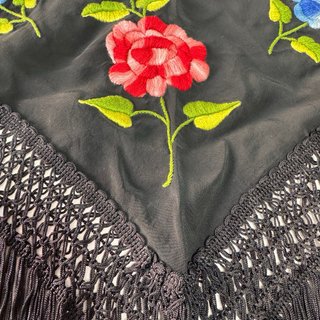 Mantoncillo Negro Bordado con Flores y flecos