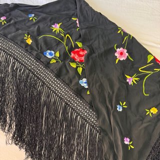 Mantoncillo Negro Bordado con Flores y flecos